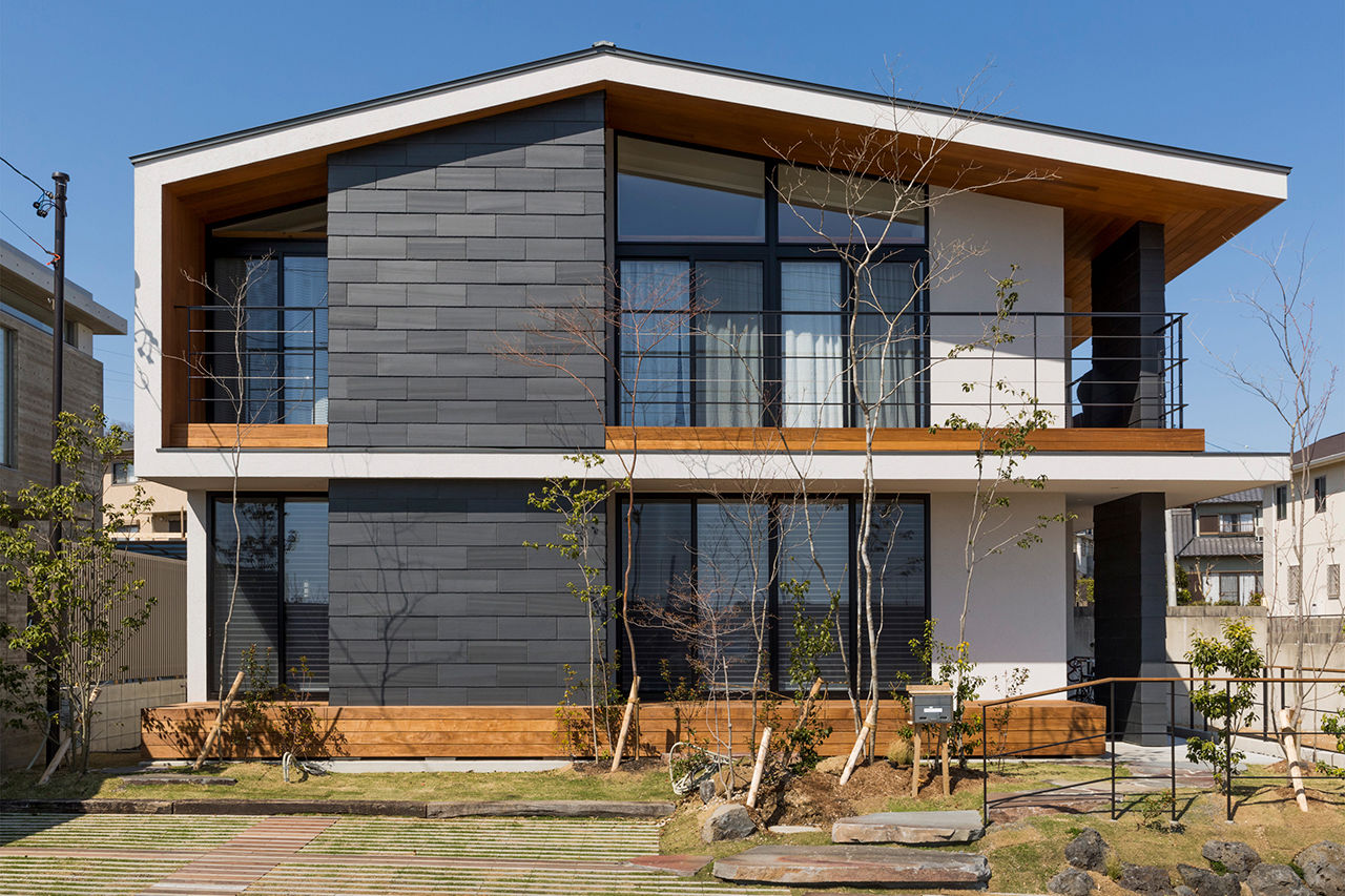 ブラザー不動産 【愛知県/中庭】ゆとりある間取りに自然素材がアクセント。デザイン×施工力で実現したおしゃれな2階建ての建築実例画像1