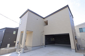 ブラザー不動産 【名古屋市｜ビルトインガレージ｜2階LDK】愛車を眺められる寝室と、愛猫ご満悦のにゃんこ動線の建築実例画像1