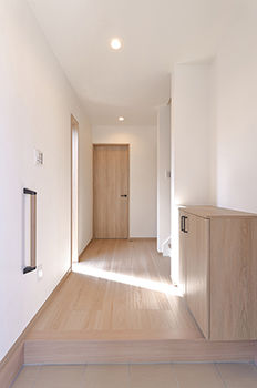 ブラザー不動産 【名古屋市｜ビルトインガレージ｜2階LDK】愛車を眺められる寝室と、愛猫ご満悦のにゃんこ動線の建築実例画像2