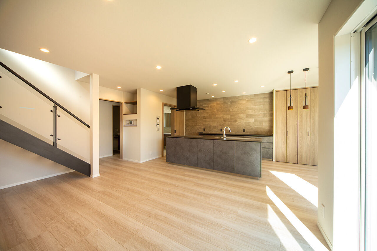 ブラザー不動産 【名古屋市｜30坪台・3LDK｜土地｜太陽光・蓄電池】アイランドキッチンを中心としたスッキリ生活空間の建築実例画像2