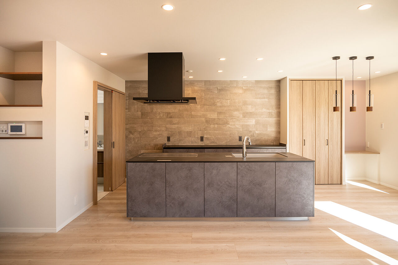 ブラザー不動産 【名古屋市｜30坪台・3LDK｜土地｜太陽光・蓄電池】アイランドキッチンを中心としたスッキリ生活空間の建築実例画像4