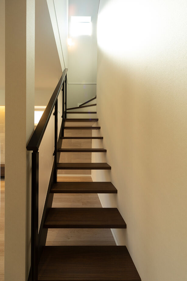 ブラザー不動産 【名古屋市｜30坪台・3LDK｜土地｜太陽光・蓄電池】アイランドキッチンを中心としたスッキリ生活空間の建築実例画像6