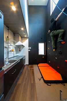 ブラザー不動産 【みよし市｜20坪台・3LDK｜土地｜太陽光｜ボルダリング】常識にとらわれない遊び心のある住まいの建築実例画像2