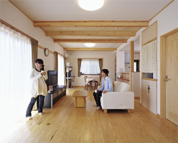 昭栄建設の注文住宅 予算を配慮した柔軟な提案 無垢材に包まれた理想の家の建築実例画像1