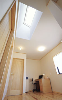 昭栄建設の注文住宅 予算を配慮した柔軟な提案 無垢材に包まれた理想の家の建築実例画像2