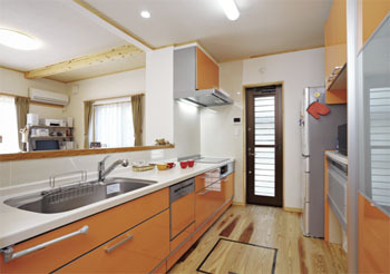 昭栄建設の注文住宅 予算を配慮した柔軟な提案 無垢材に包まれた理想の家の建築実例画像4