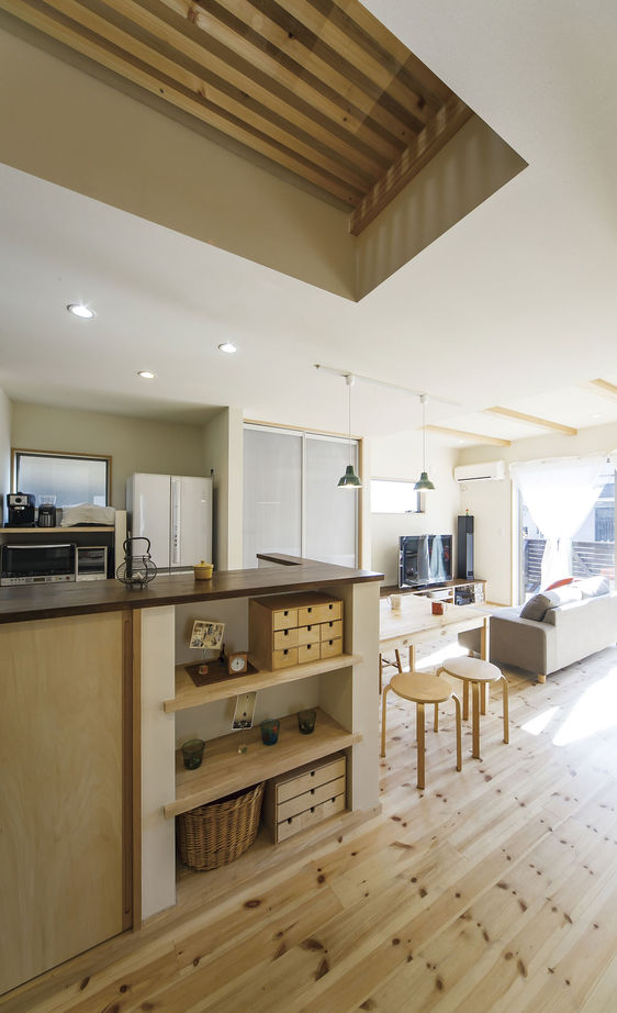 昭栄建設の注文住宅 【2000～2500万円】冬でも温もりたっぷりの地域材に包まれた暮らしの建築実例画像2