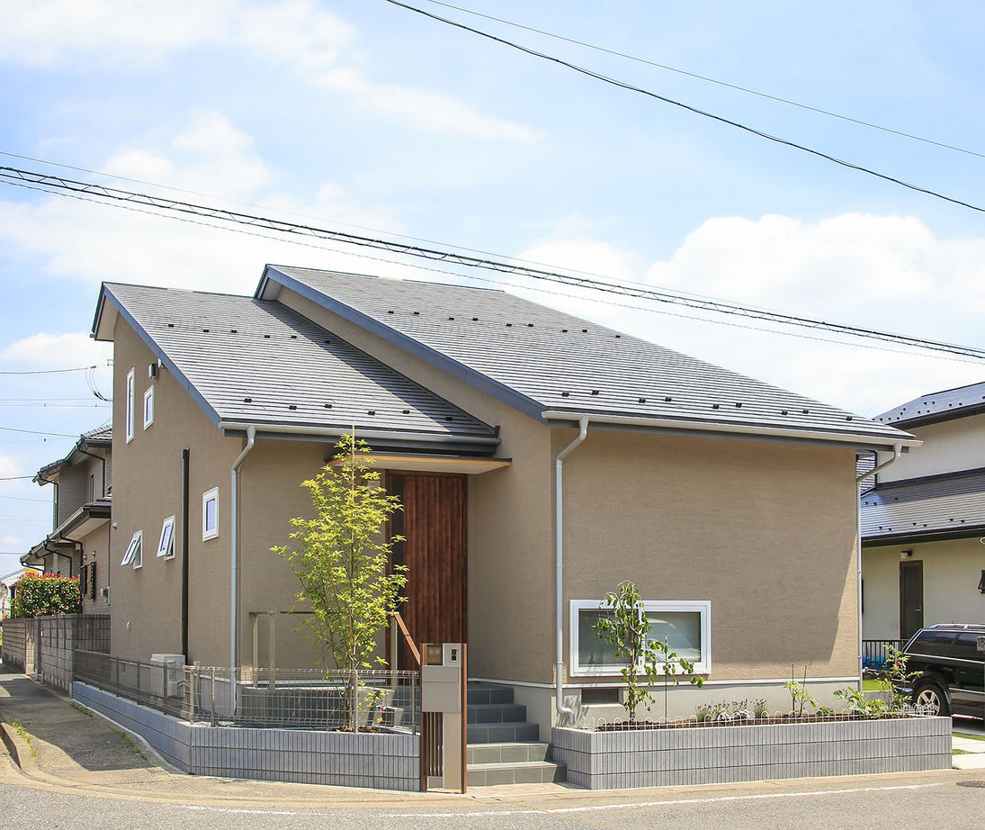 昭栄建設の注文住宅 【加須市/2000万円台/30坪台/平屋風二階建て】天候に左右されない快適さと木の質感とデザインを活かした家の建築実例画像1