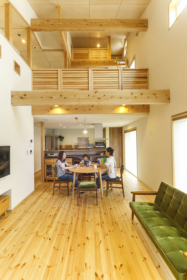 昭栄建設の注文住宅 【加須市/2000万円台/30坪台/平屋風二階建て】天候に左右されない快適さと木の質感とデザインを活かした家の建築実例画像2