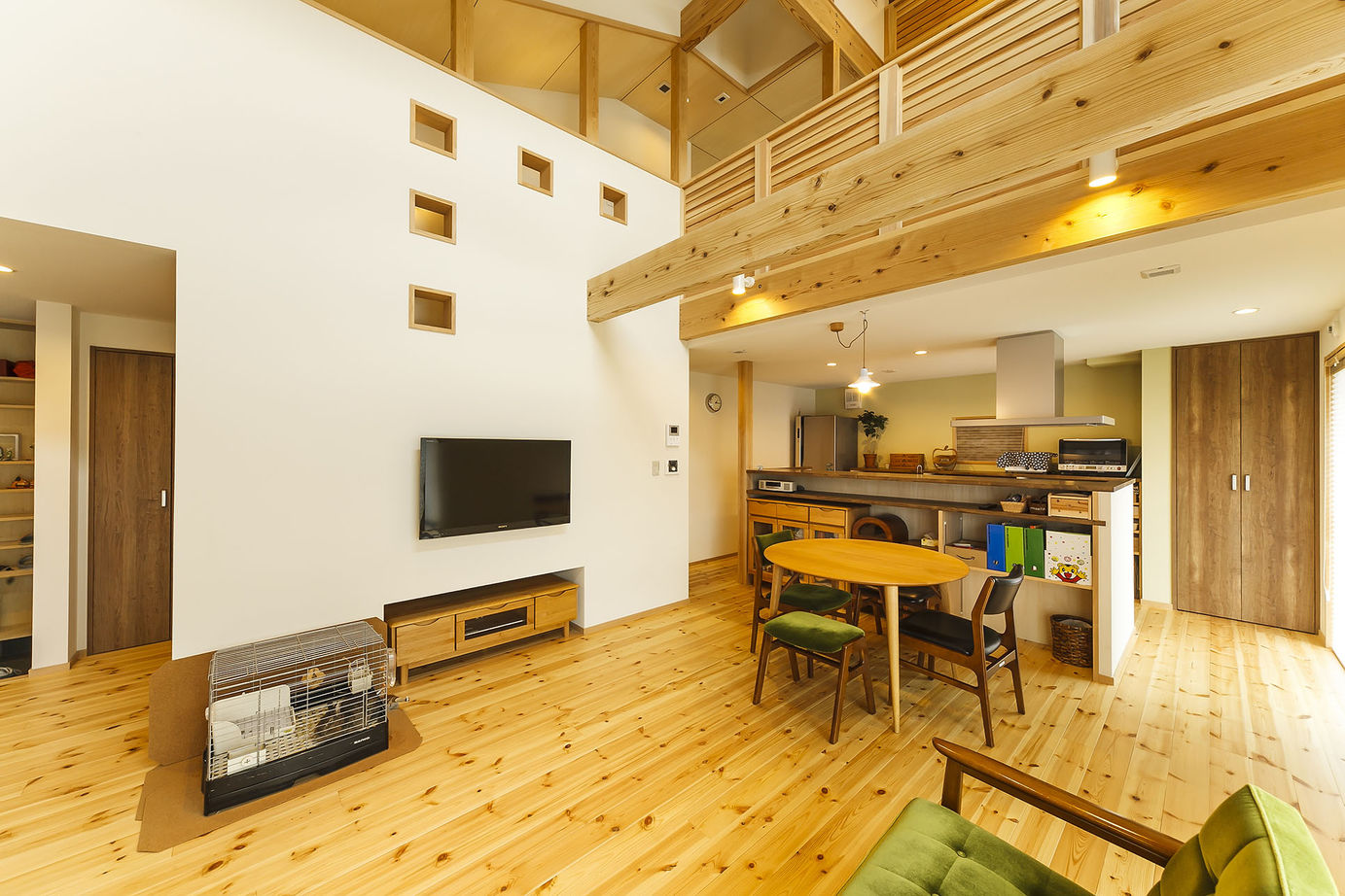 昭栄建設の注文住宅 【加須市/2000万円台/30坪台/平屋風二階建て】天候に左右されない快適さと木の質感とデザインを活かした家の建築実例画像3