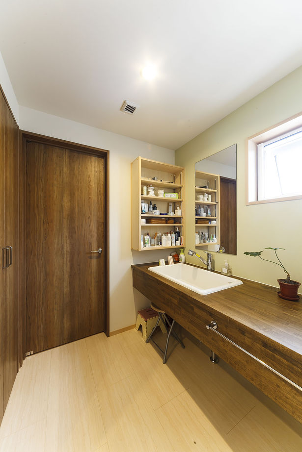 昭栄建設の注文住宅 【加須市/2000万円台/30坪台/平屋風二階建て】天候に左右されない快適さと木の質感とデザインを活かした家の建築実例画像9