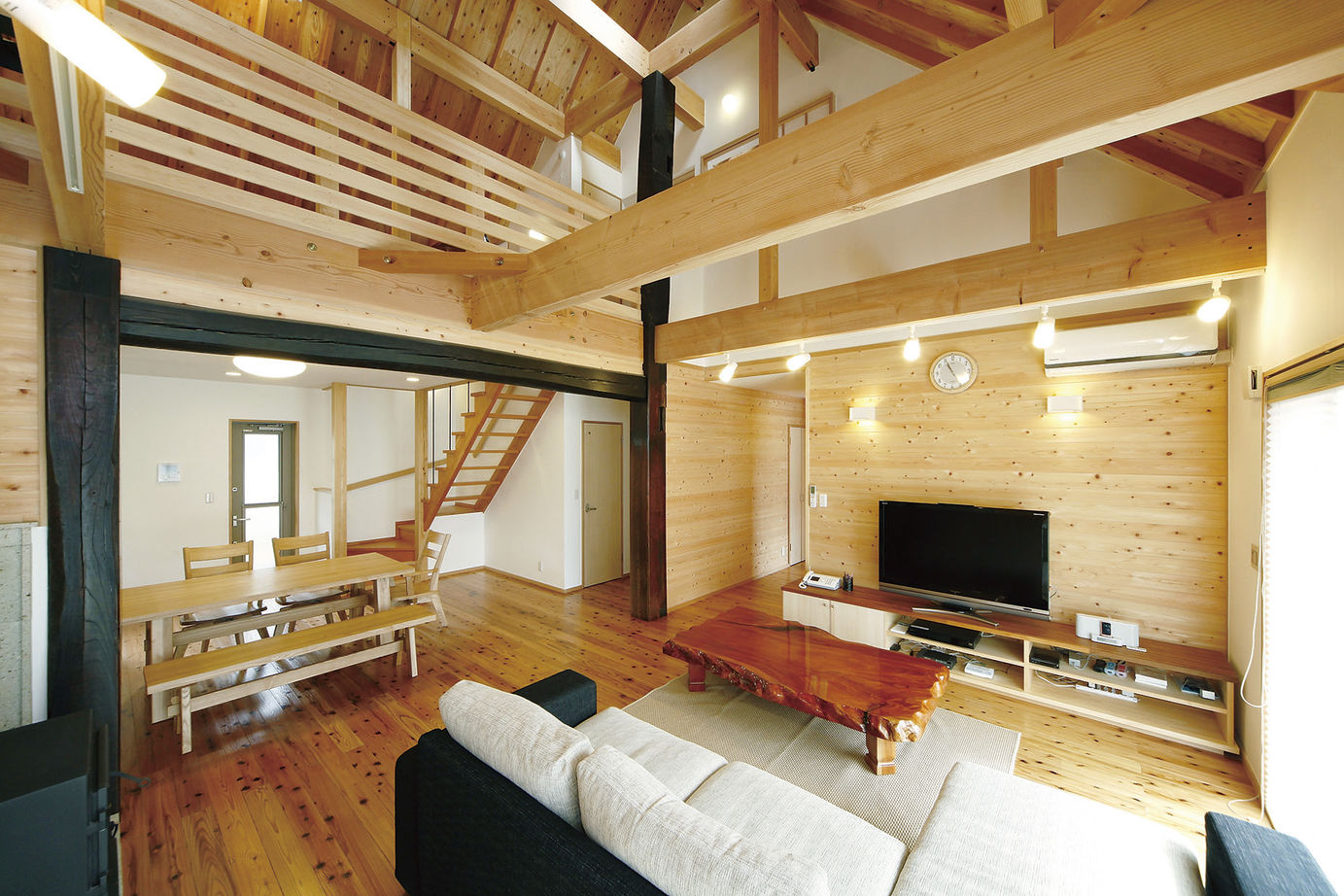 昭栄建設の注文住宅 【群馬県/3000万円台/建て替え/間取り図】薪ストーブと大屋根が印象的な空間を大胆に使う山小屋風の家の建築実例画像3