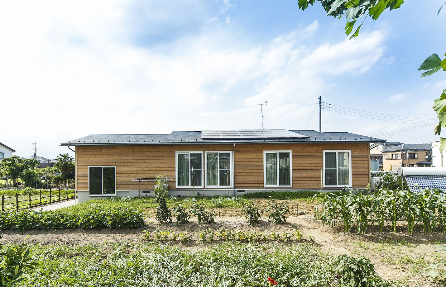 昭栄建設の注文住宅 【越谷市/2000万円台/30坪台】平屋のビルトインガレージハウス。ナチュラル志向の家族が選んだ無垢の家の建築実例画像2