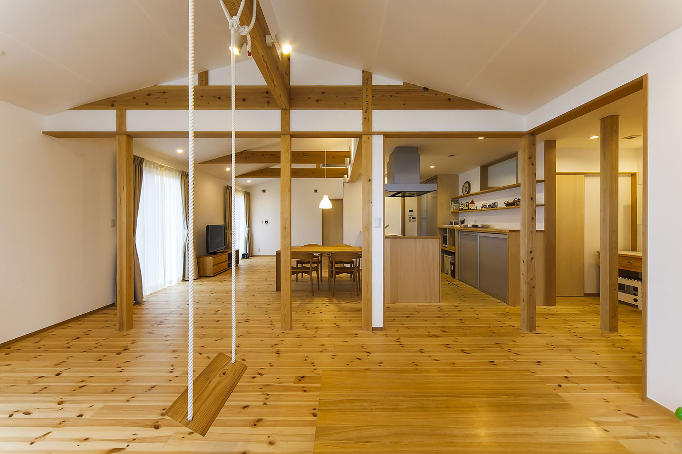 昭栄建設の注文住宅 【越谷市/2000万円台/30坪台】平屋のビルトインガレージハウス。ナチュラル志向の家族が選んだ無垢の家の建築実例画像3