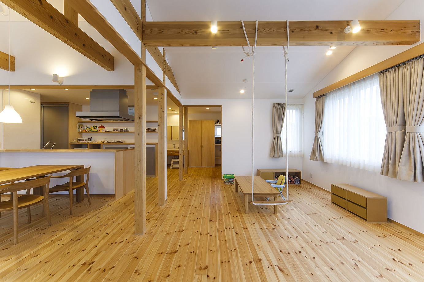 昭栄建設の注文住宅 【越谷市/2000万円台/30坪台】平屋のビルトインガレージハウス。ナチュラル志向の家族が選んだ無垢の家の建築実例画像4