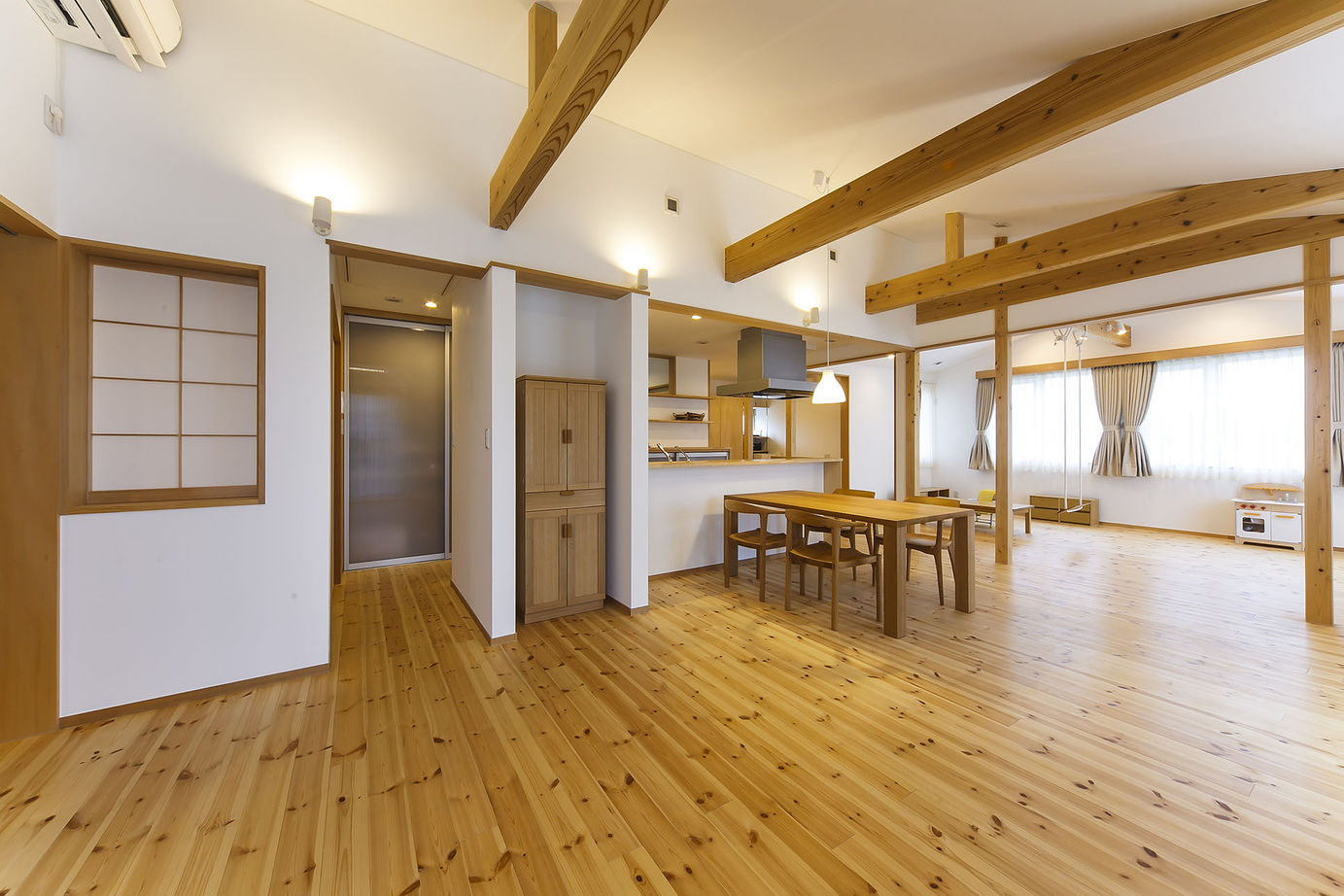 昭栄建設の注文住宅 【越谷市/2000万円台/30坪台】平屋のビルトインガレージハウス。ナチュラル志向の家族が選んだ無垢の家の建築実例画像5