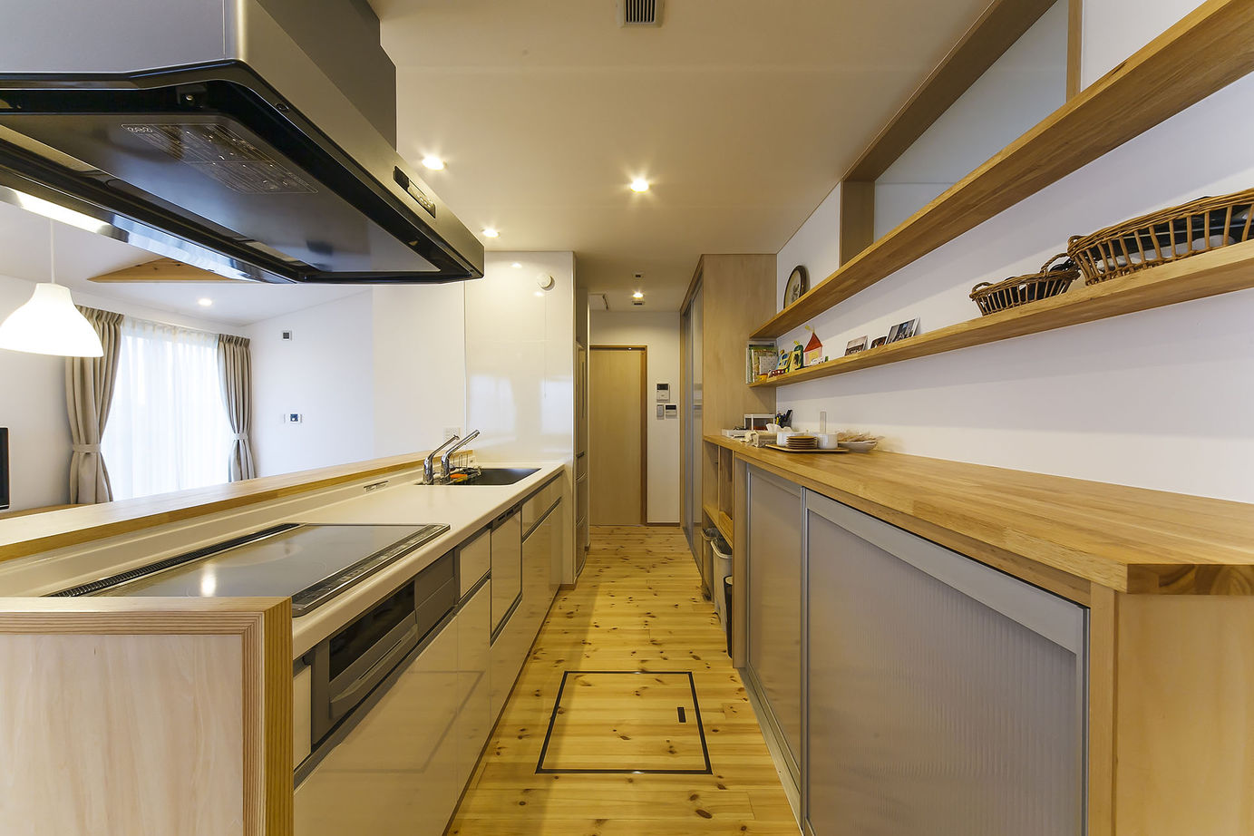 昭栄建設の注文住宅 【越谷市/2000万円台/30坪台】平屋のビルトインガレージハウス。ナチュラル志向の家族が選んだ無垢の家の建築実例画像6