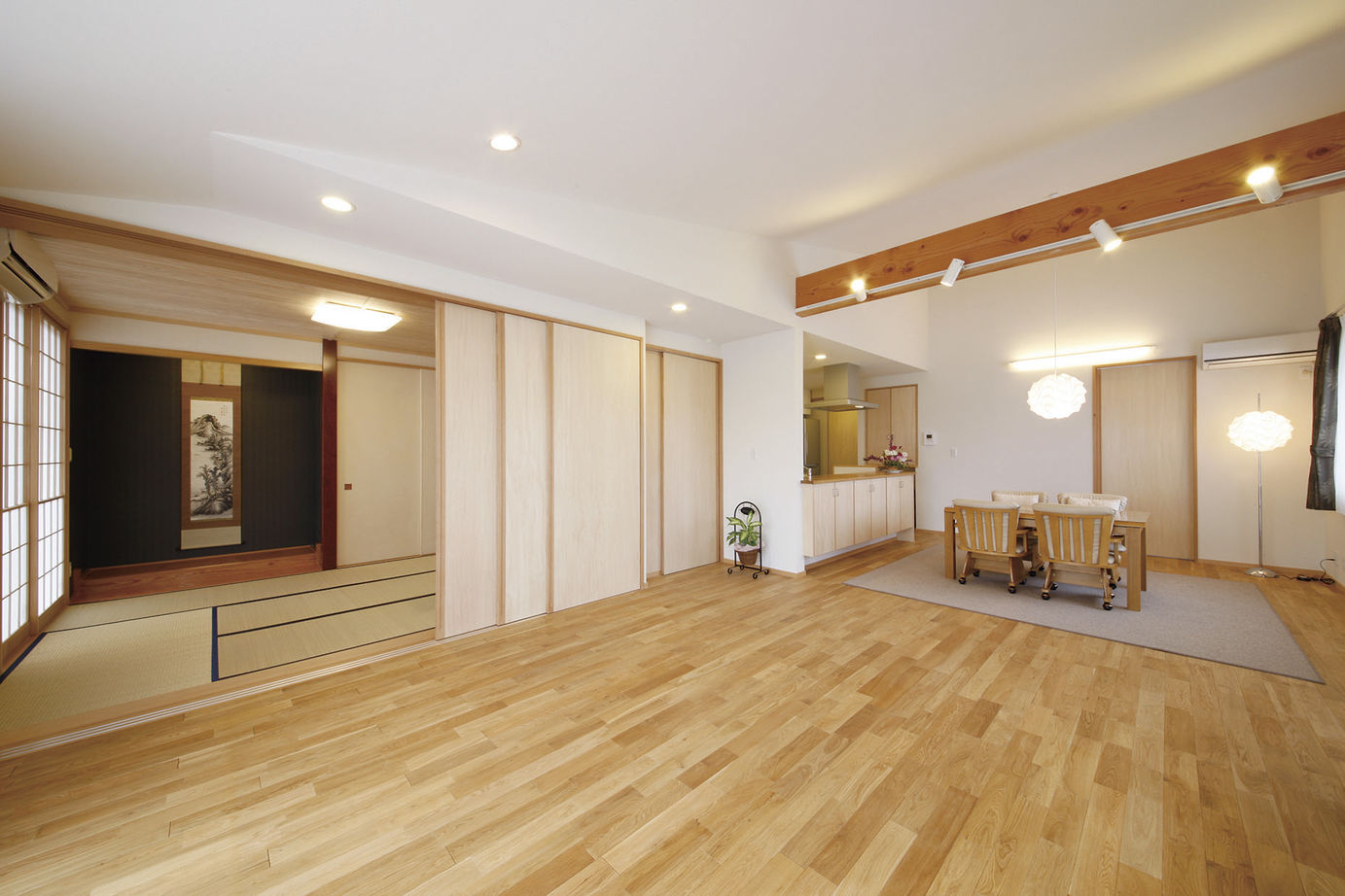 昭栄建設の注文住宅 【栃木県/2000万円台/40坪台】まるで料亭のような「平屋和モダン」の佇まい。美しく丹精された庭のある家の建築実例画像2