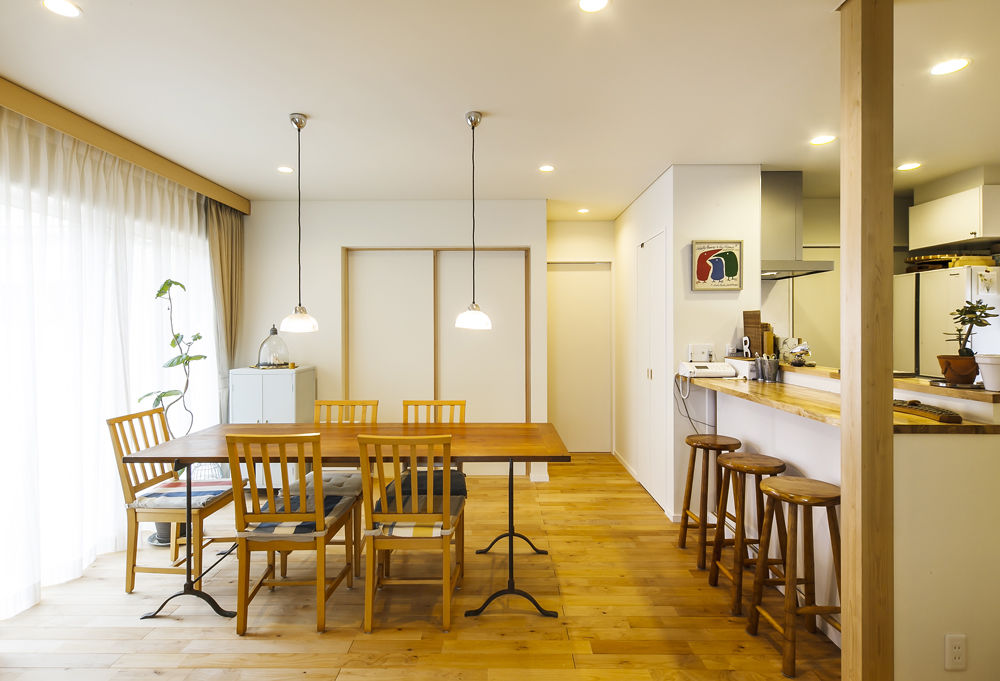 昭栄建設の注文住宅 【2000～2500万円/35坪】自然素材を使ったカフェ風のリビング。無垢材の床が素足に心地よい住まいの建築実例画像2