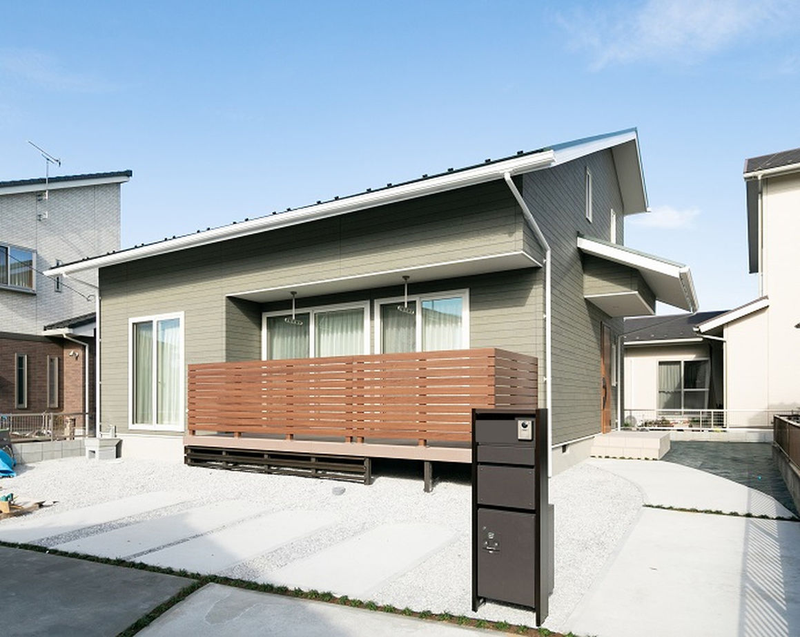 昭栄建設の注文住宅 【鴻巣市/30坪台/吹抜け】安心の構造や性能とやさしい色合いが引き立つ平屋風二階建てのアメリカンハウスの建築実例画像1