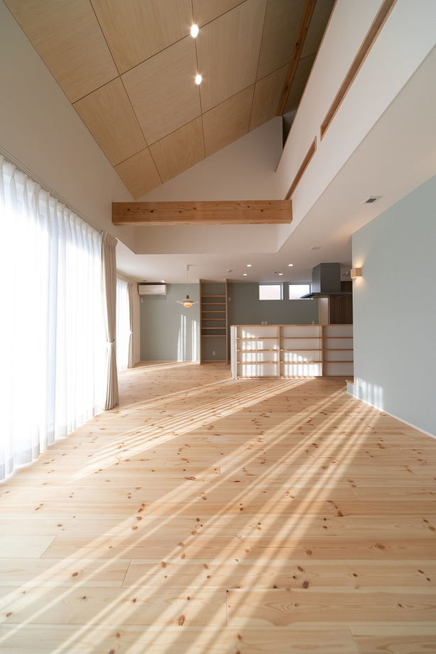 昭栄建設の注文住宅 【鴻巣市/30坪台/吹抜け】安心の構造や性能とやさしい色合いが引き立つ平屋風二階建てのアメリカンハウスの建築実例画像2