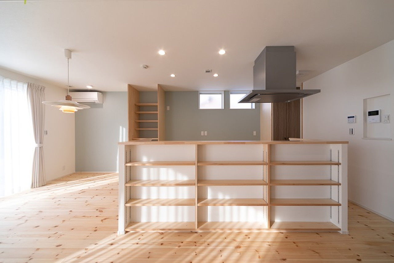 昭栄建設の注文住宅 【鴻巣市/30坪台/吹抜け】安心の構造や性能とやさしい色合いが引き立つ平屋風二階建てのアメリカンハウスの建築実例画像4