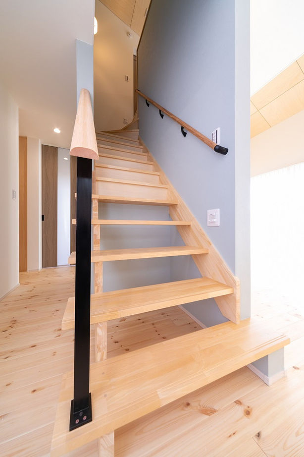 昭栄建設の注文住宅 【鴻巣市/30坪台/吹抜け】安心の構造や性能とやさしい色合いが引き立つ平屋風二階建てのアメリカンハウスの建築実例画像7