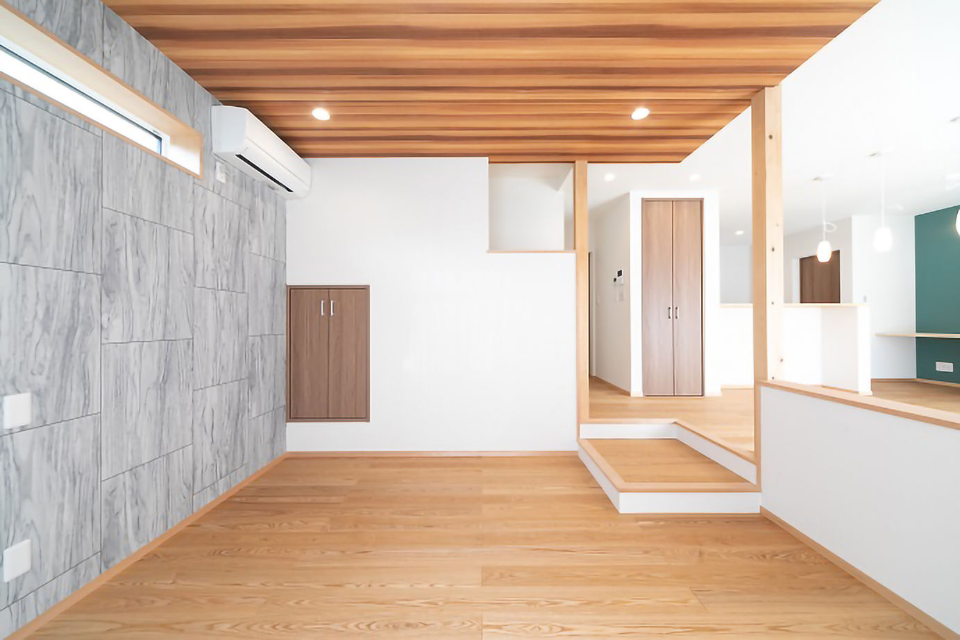 昭栄建設の注文住宅 【さいたま市/30坪台】キッチンを中心に流れるような家事動線を形にした、スキップフロアの住まいの建築実例画像2