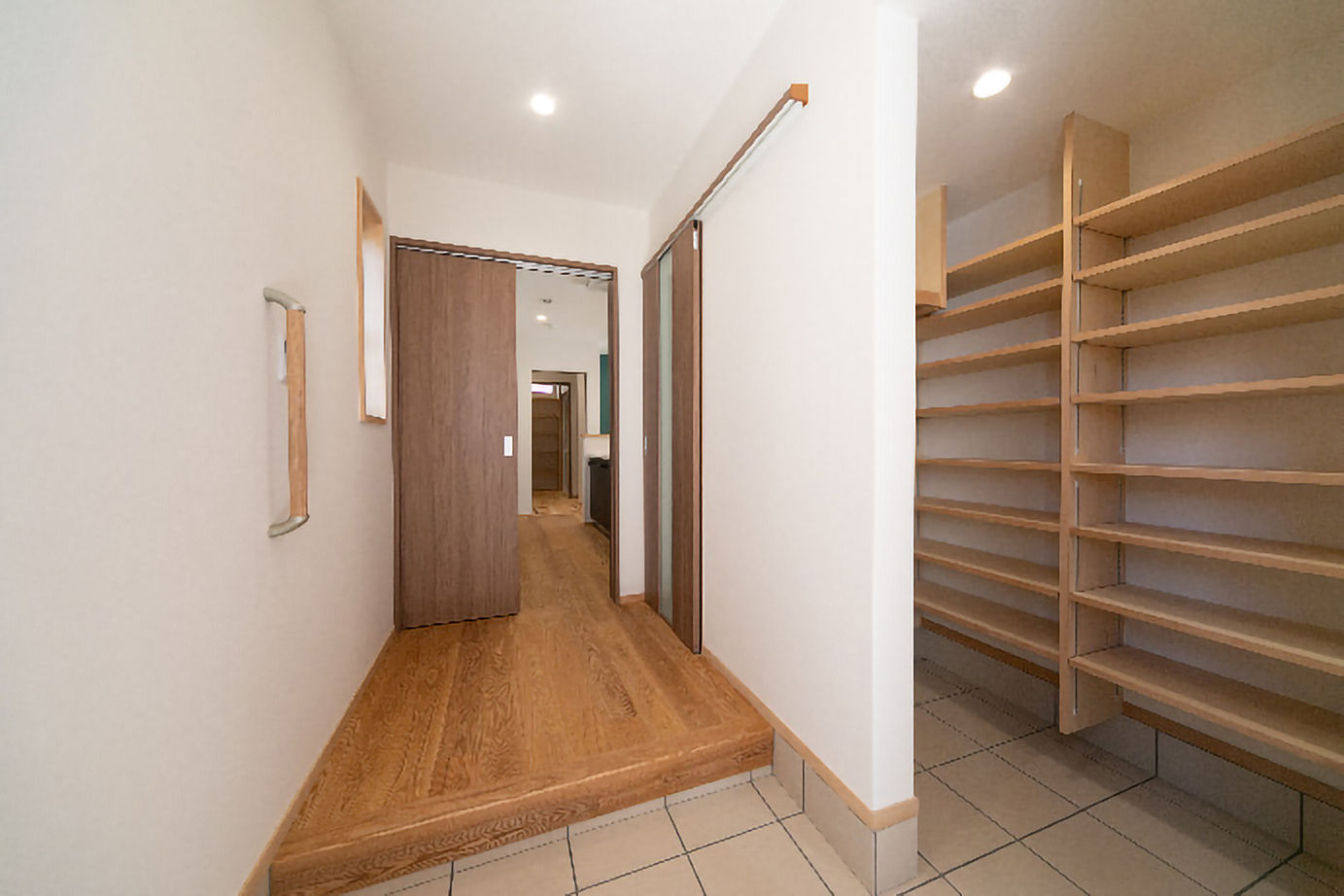 昭栄建設の注文住宅 【さいたま市/30坪台】キッチンを中心に流れるような家事動線を形にした、スキップフロアの住まいの建築実例画像5