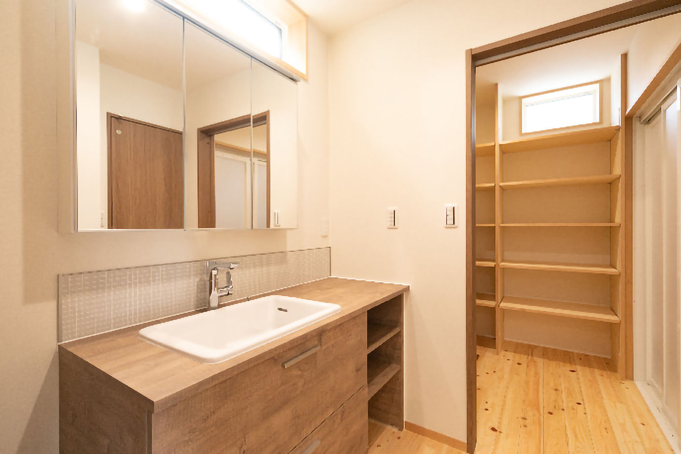 昭栄建設の注文住宅 【さいたま市/30坪台】キッチンを中心に流れるような家事動線を形にした、スキップフロアの住まいの建築実例画像6