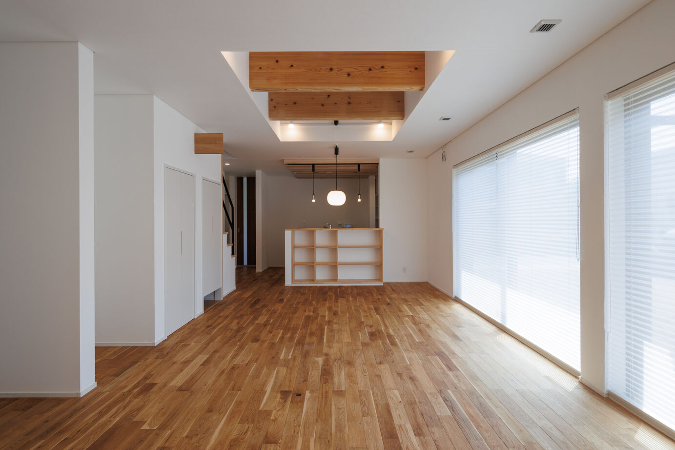 昭栄建設の注文住宅 【さいたま市/3000万円台/30坪台】ほど良い木の質感の空間に、先進の技術が詰まった和モダンの家の建築実例画像2