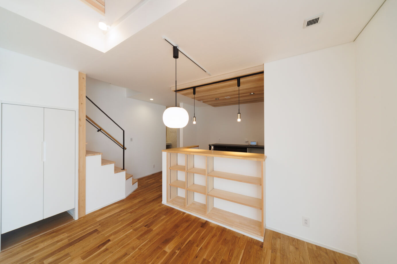 昭栄建設の注文住宅 【さいたま市/3000万円台/30坪台】ほど良い木の質感の空間に、先進の技術が詰まった和モダンの家の建築実例画像3