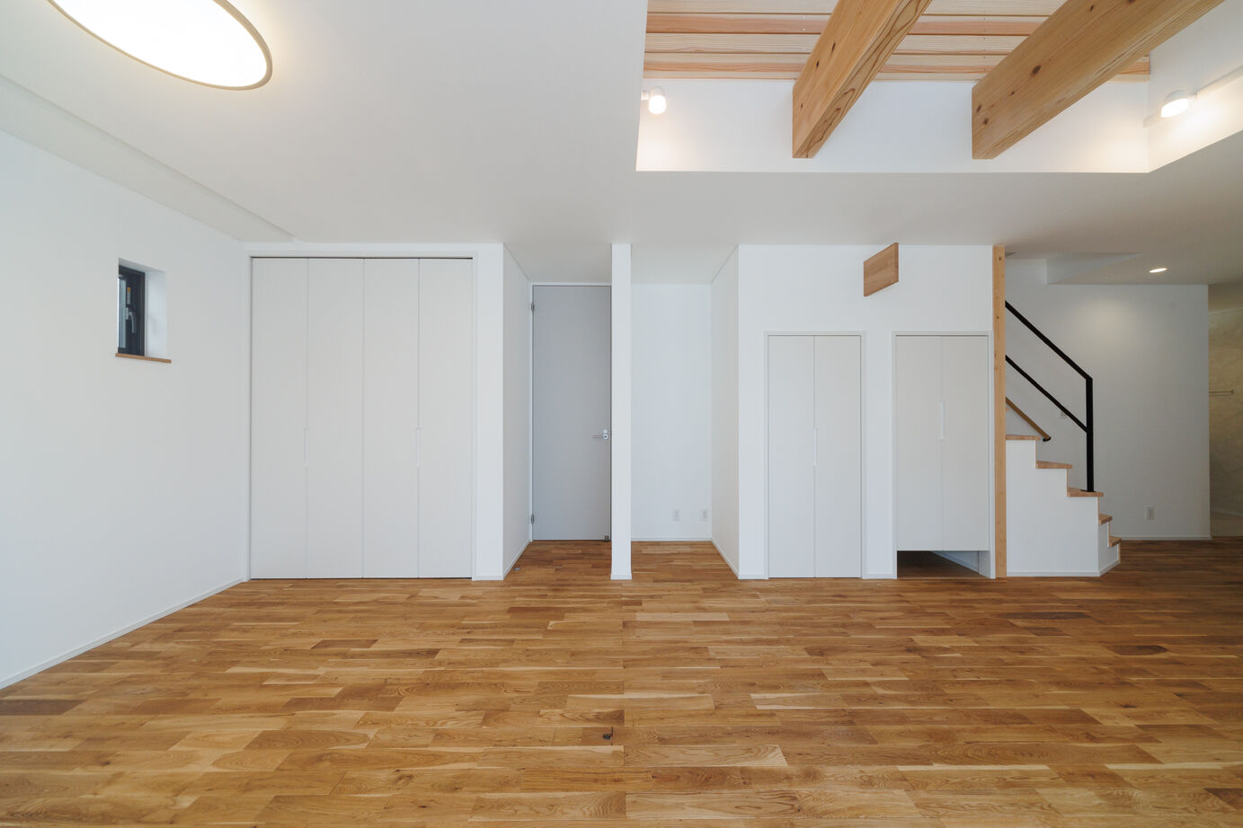 昭栄建設の注文住宅 【さいたま市/3000万円台/30坪台】ほど良い木の質感の空間に、先進の技術が詰まった和モダンの家の建築実例画像4