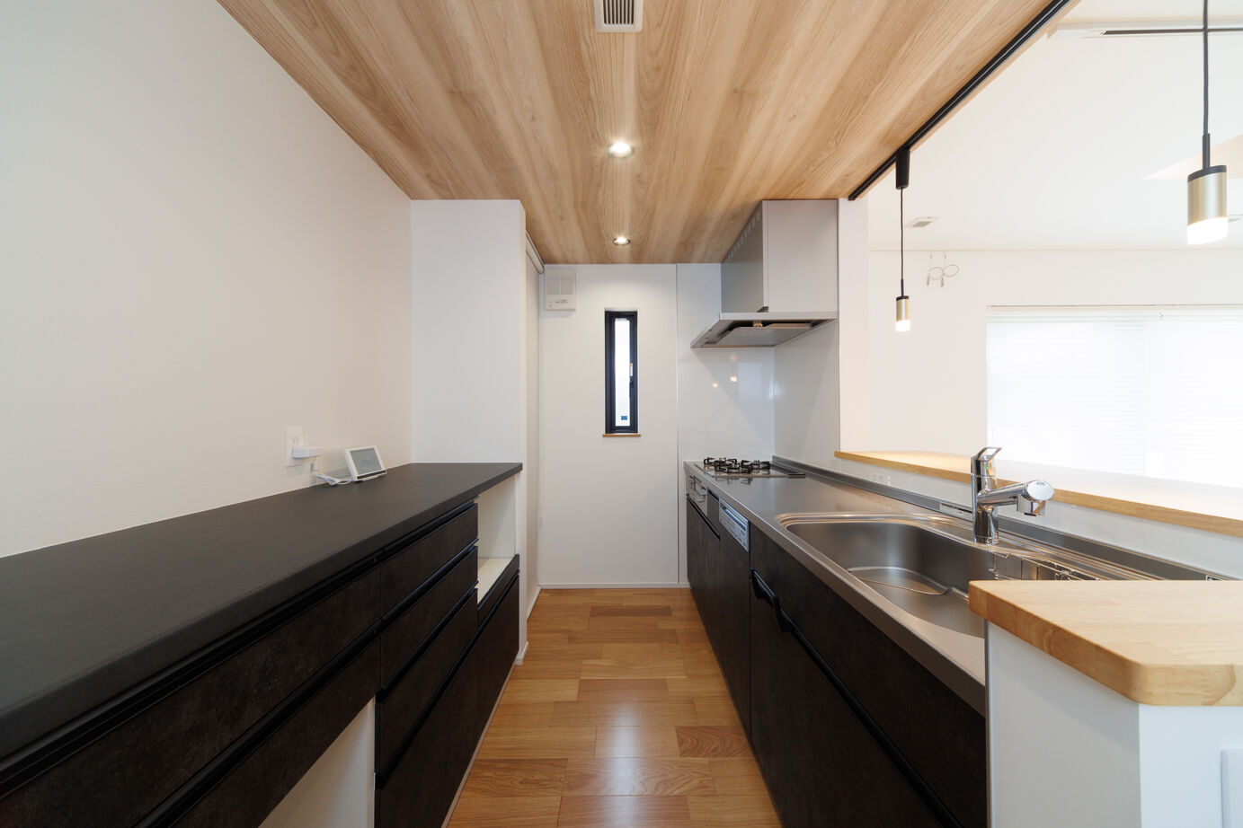 昭栄建設の注文住宅 【さいたま市/3000万円台/30坪台】ほど良い木の質感の空間に、先進の技術が詰まった和モダンの家の建築実例画像6