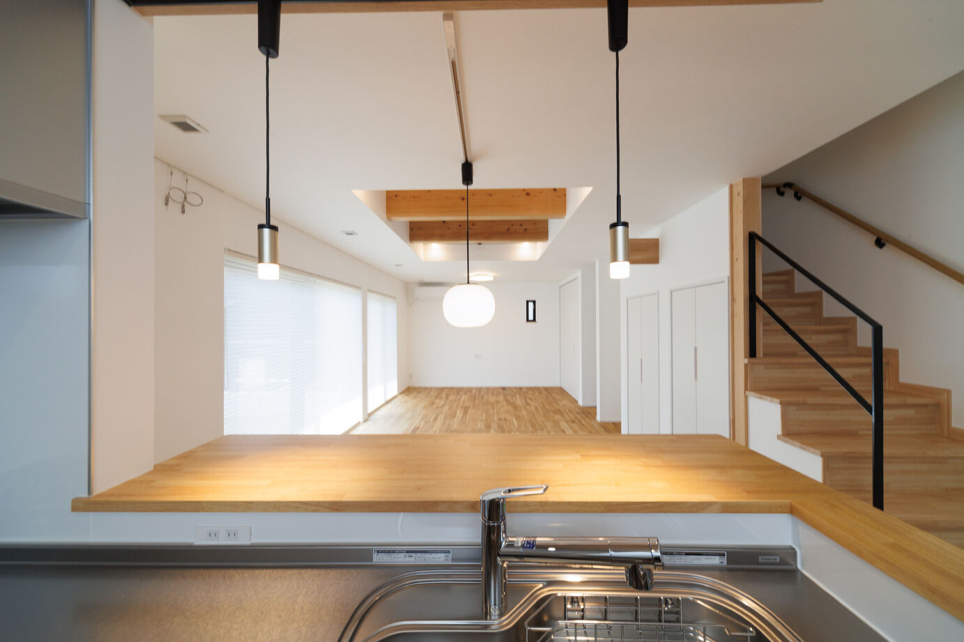 昭栄建設の注文住宅 【さいたま市/3000万円台/30坪台】ほど良い木の質感の空間に、先進の技術が詰まった和モダンの家の建築実例画像7