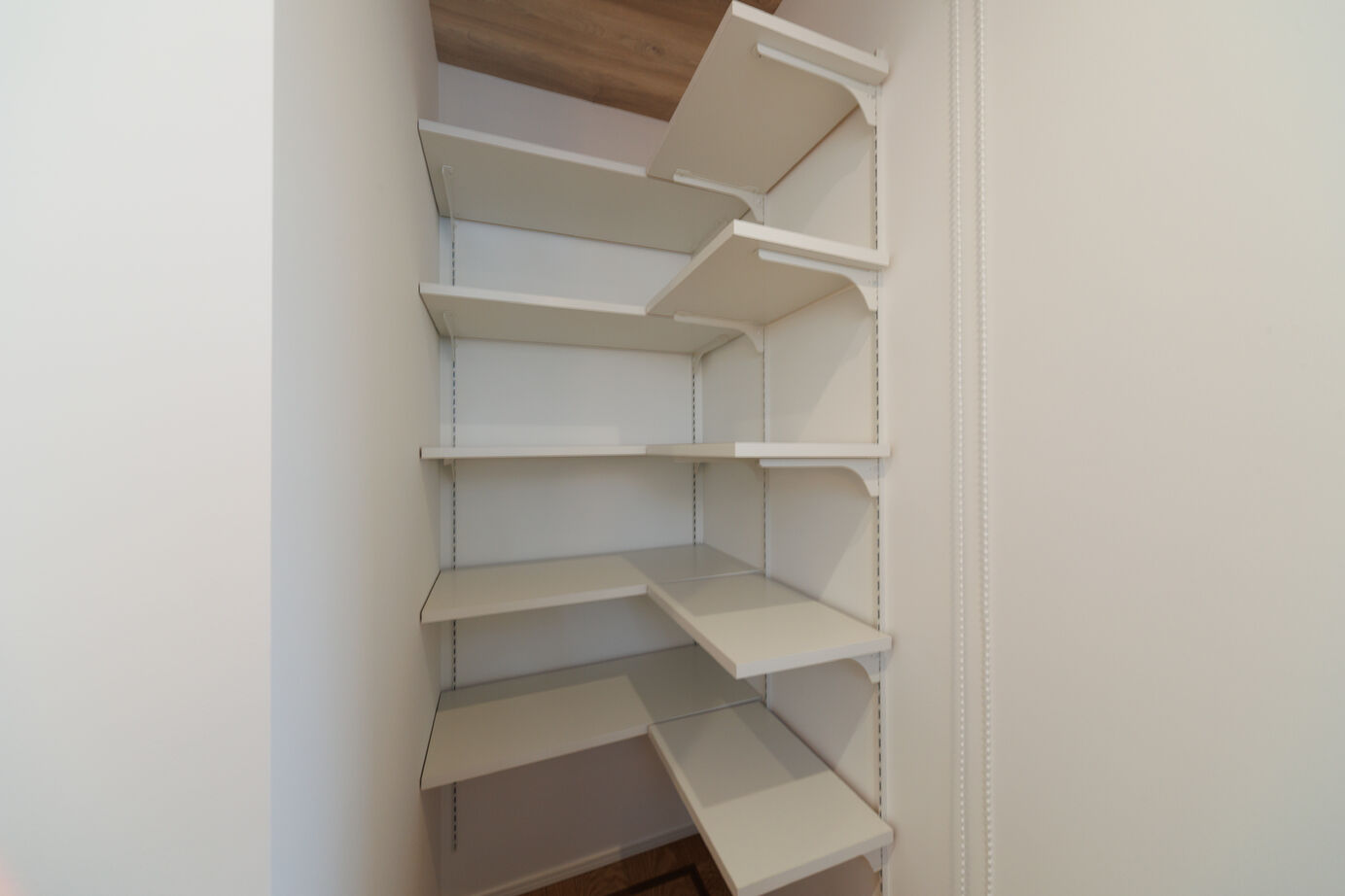 昭栄建設の注文住宅 【さいたま市/3000万円台/30坪台】ほど良い木の質感の空間に、先進の技術が詰まった和モダンの家の建築実例画像8