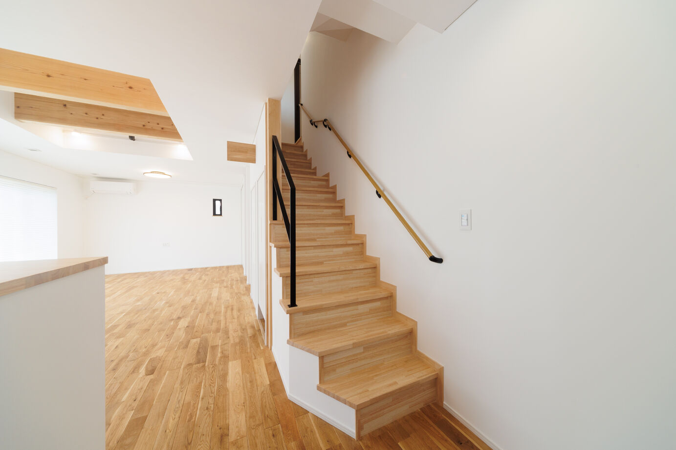 昭栄建設の注文住宅 【さいたま市/3000万円台/30坪台】ほど良い木の質感の空間に、先進の技術が詰まった和モダンの家の建築実例画像9