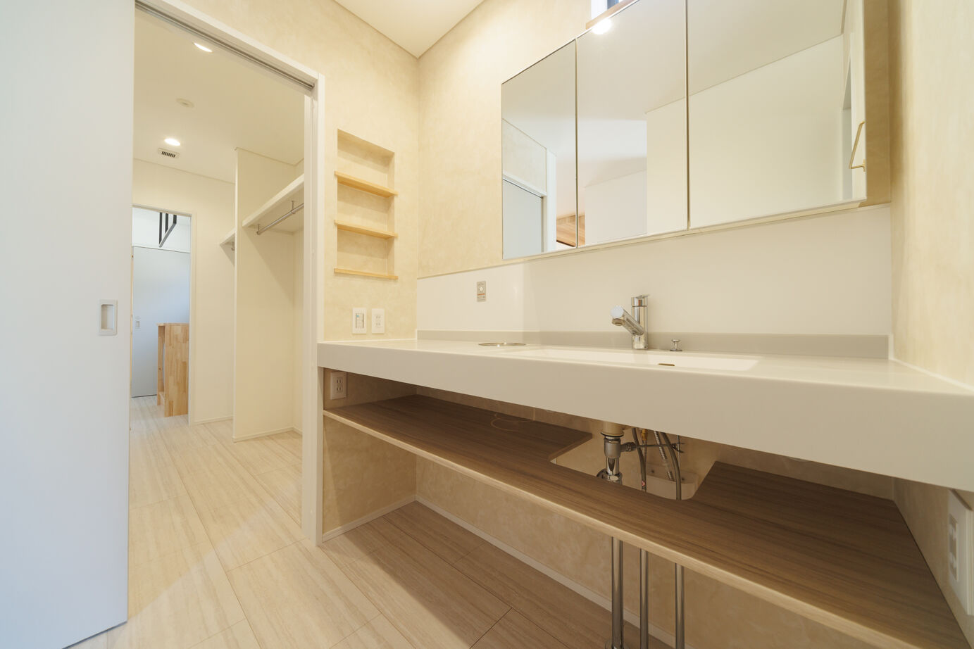 昭栄建設の注文住宅 【さいたま市/3000万円台/30坪台】ほど良い木の質感の空間に、先進の技術が詰まった和モダンの家の建築実例画像13