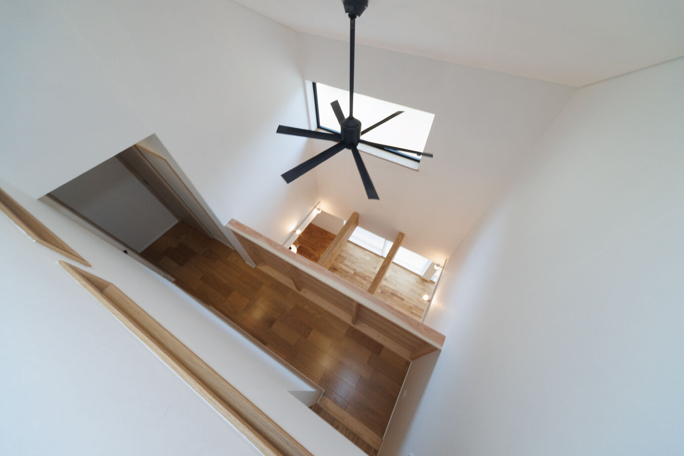 昭栄建設の注文住宅 【さいたま市/3000万円台/30坪台】ほど良い木の質感の空間に、先進の技術が詰まった和モダンの家の建築実例画像16