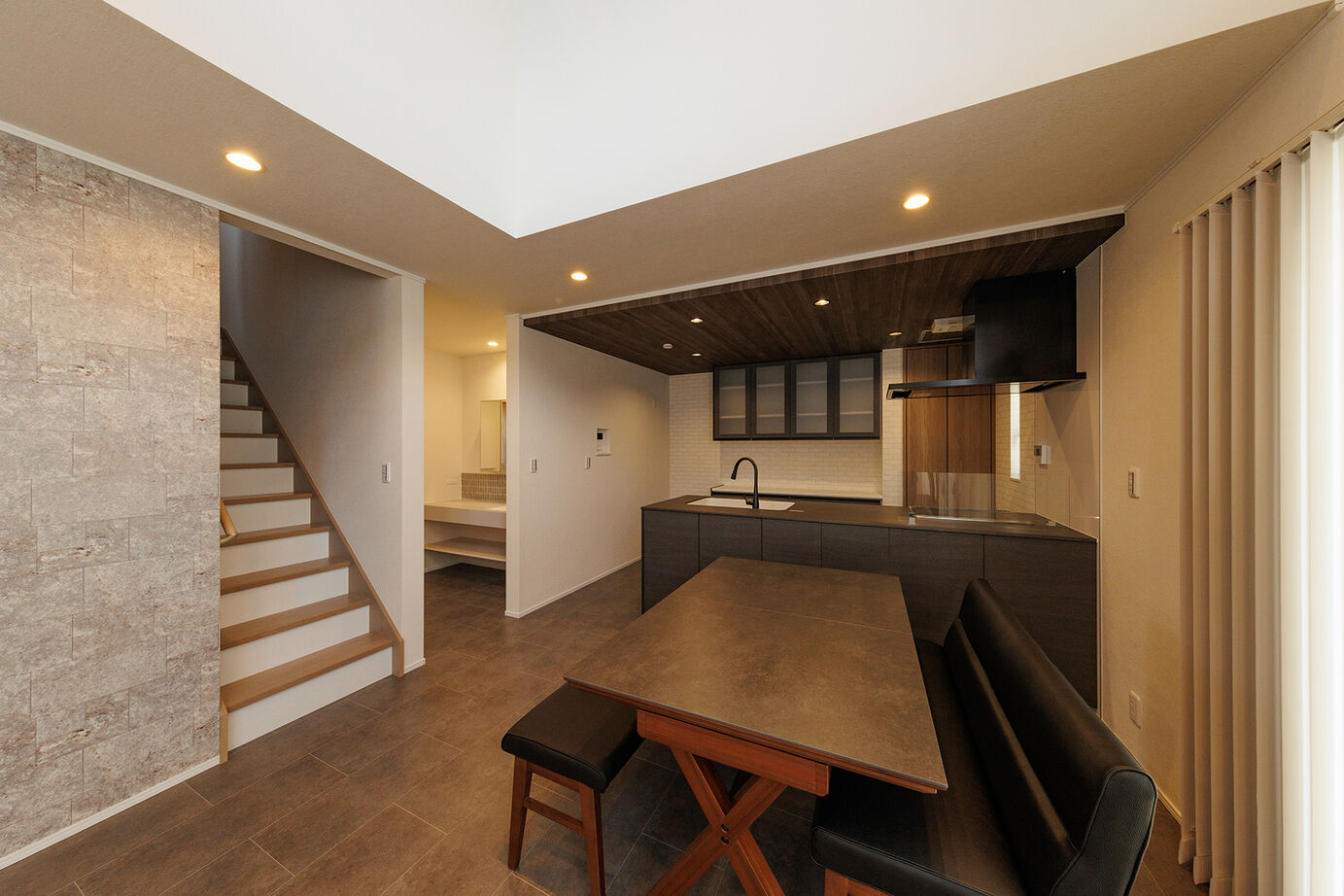 昭栄建設の注文住宅 【さいたま市/3000万円台/40坪台】次代の高い住宅性能と災害への備えも搭載した、ホテルライクな住まいの建築実例画像2