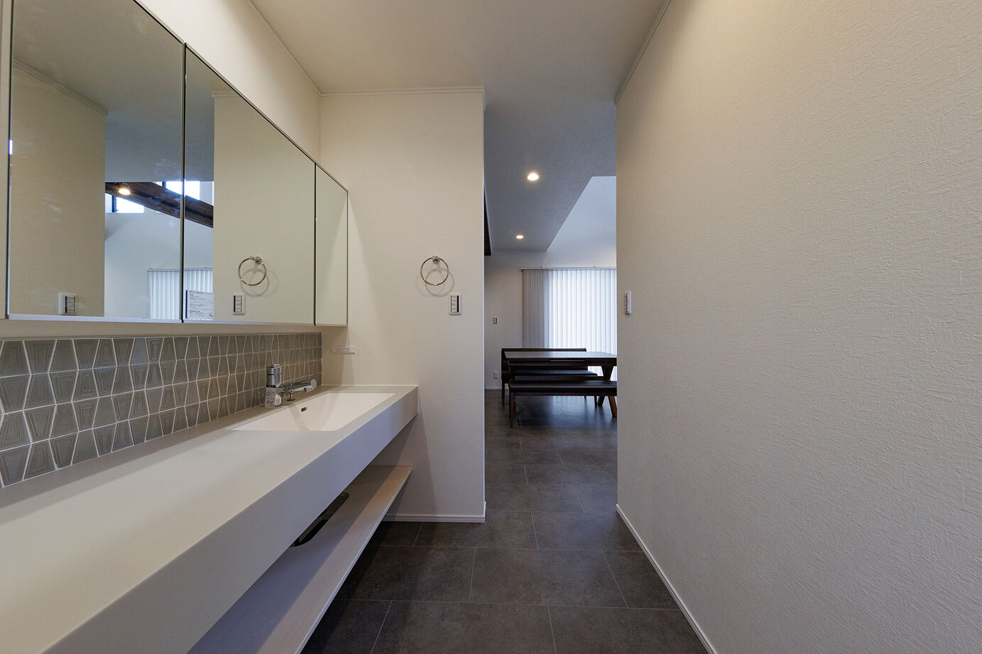 昭栄建設の注文住宅 【さいたま市/3000万円台/40坪台】次代の高い住宅性能と災害への備えも搭載した、ホテルライクな住まいの建築実例画像4