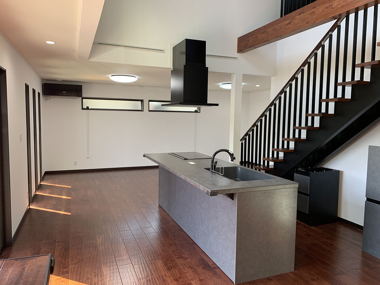 【相模原・八王子・日野】ハタノ木材 【2500万円～2999万円台／吹抜／高断熱】キッチンの上に陽光広がる大空間。家族の気配を感じるくつろぎの家の建築実例画像2