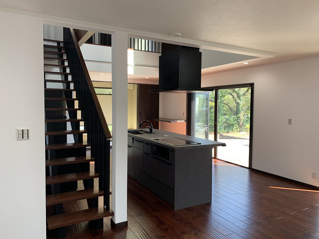 【相模原・八王子・日野】ハタノ木材 【2500万円～2999万円台／吹抜／高断熱】キッチンの上に陽光広がる大空間。家族の気配を感じるくつろぎの家の建築実例画像3