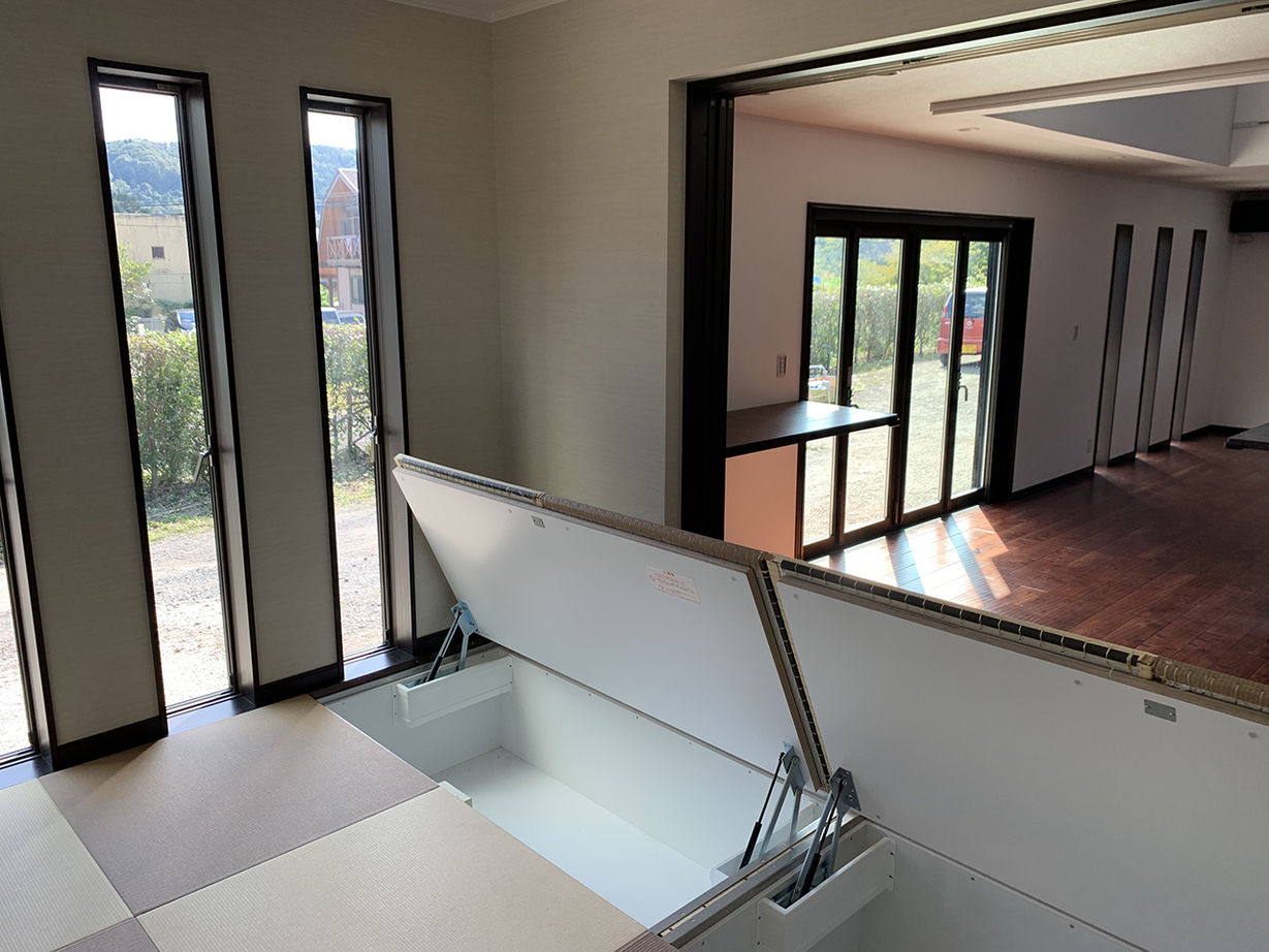 【相模原・八王子・日野】ハタノ木材 【2500万円～2999万円台／吹抜／高断熱】キッチンの上に陽光広がる大空間。家族の気配を感じるくつろぎの家の建築実例画像5