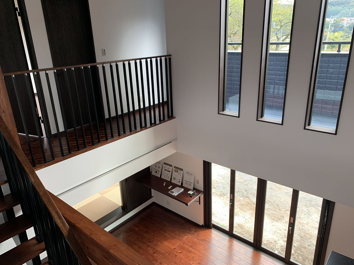 【相模原・八王子・日野】ハタノ木材 【2500万円～2999万円台／吹抜／高断熱】キッチンの上に陽光広がる大空間。家族の気配を感じるくつろぎの家の建築実例画像8