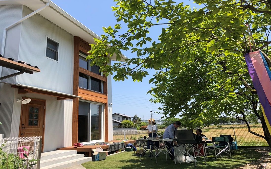 参建 <間取り図有>大開口窓やウッドデッキで広々LDK。価格・デザイン・性能を備えたシンプルナチュラルなZEH住宅の建築実例画像2