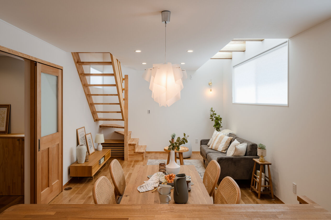 参建 【名古屋市/30坪以下/駅前/吹抜け/ZEH】駅近でもゆっくりとくつろげる家の建築実例画像2