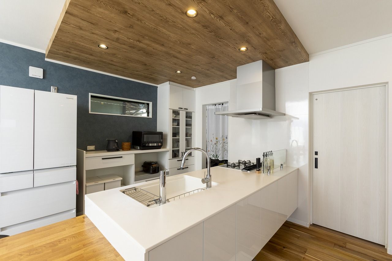 「ゆとりある木の家」　マヤ建設 【2,300万円/間取有/36坪/ガルバニウム外壁】機能的な横並びキッチン。無垢の床材の質感を活かした木の家。の建築実例画像2