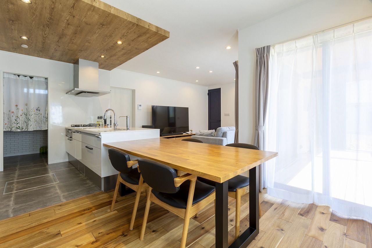 「ゆとりある木の家」　マヤ建設 【2,300万円/間取有/36坪/ガルバニウム外壁】機能的な横並びキッチン。無垢の床材の質感を活かした木の家。の建築実例画像3