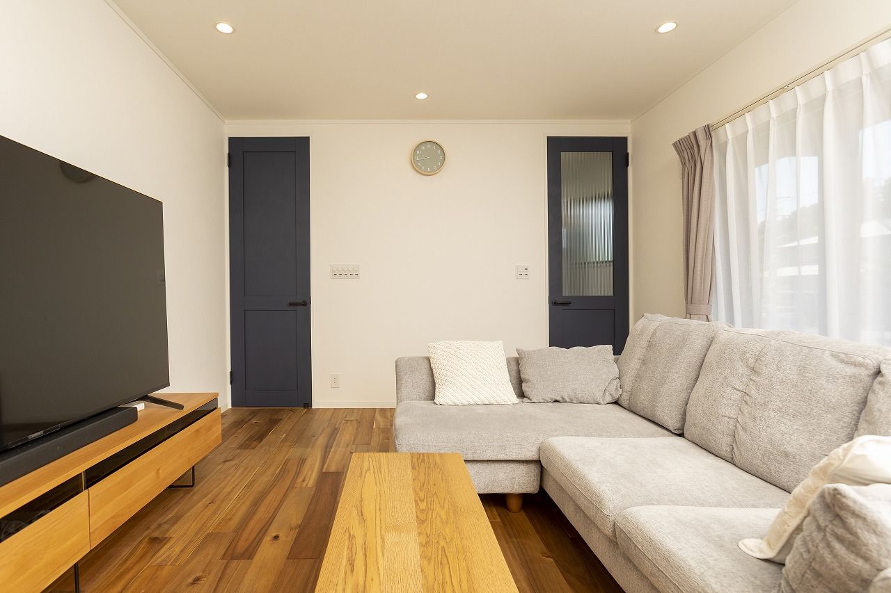 「ゆとりある木の家」　マヤ建設 【2,300万円/間取有/36坪/ガルバニウム外壁】機能的な横並びキッチン。無垢の床材の質感を活かした木の家。の建築実例画像4